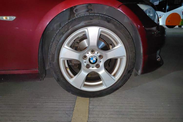 Used BMW 3 Series 2011 320i Coupe Right Front Wheel Hub