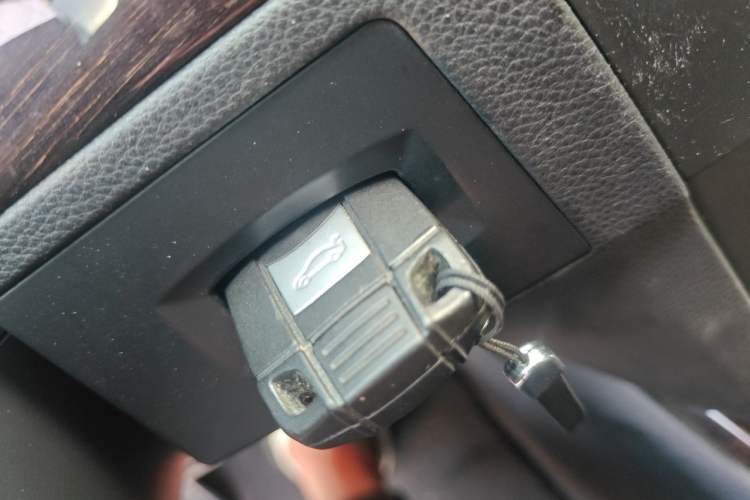 Used BMW 3 Series 2011 330i two-door coupe Vehicle Key