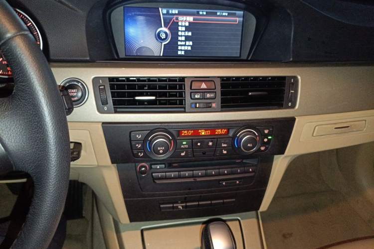 Used BMW 3 Series 2011 320i Luxury Edition Audio And AC Panel