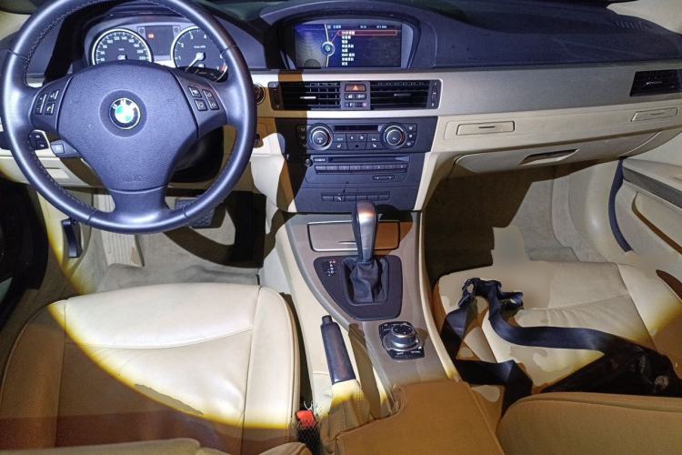 Used BMW 3 Series 2011 320i Luxury Edition Center Console