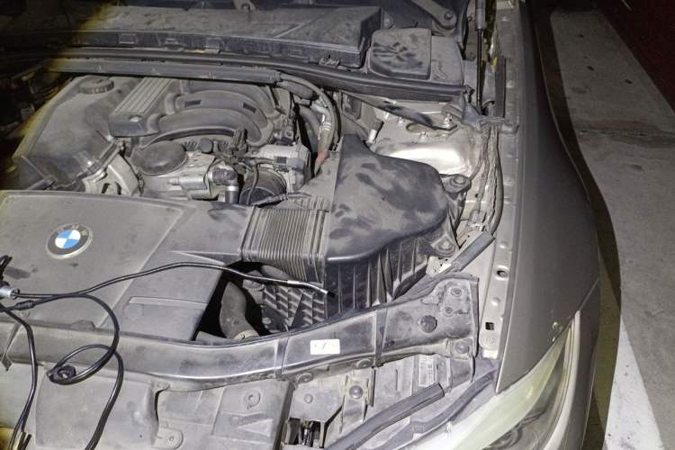 Used BMW 3 Series 2011 320i Luxury Edition Engine Bay Left