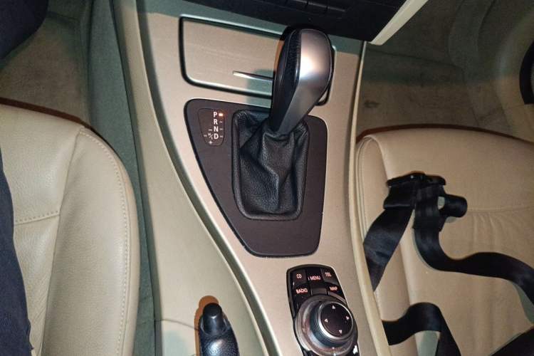 Used BMW 3 Series 2011 320i Luxury Edition Gear Lever