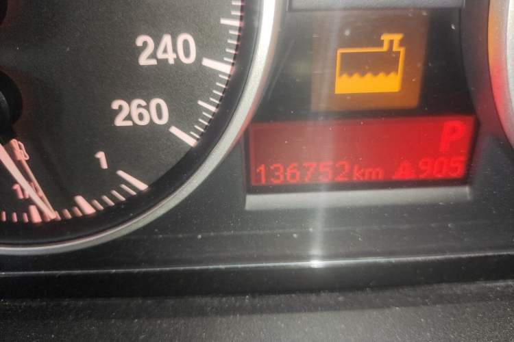 Used BMW 3 Series 2011 320i Sport Edition Odometer Close Up