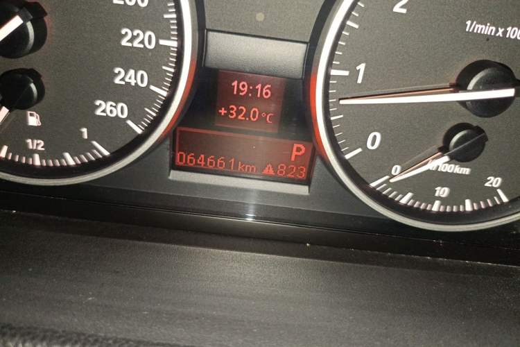 Used BMW 3 Series 2011 320i Luxury Edition Odometer Close Up