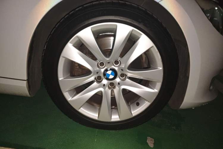 Used BMW 3 Series 2011 330i two-door coupe Right Front Wheel Hub