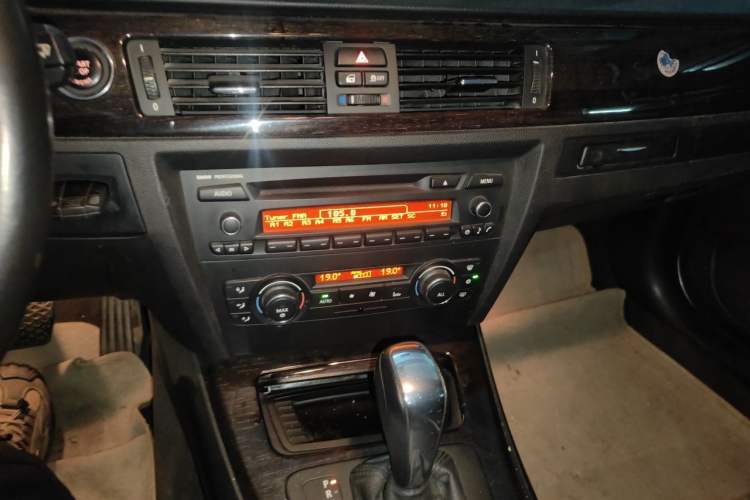 Used BMW 3 Series 2011 320i Coupe Audio And AC Panel