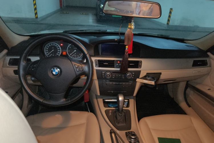 Used BMW 3 Series 2011 320i Luxury Edition Center Console