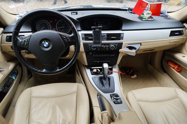 Used BMW 3 Series 2011 320i Luxury Edition Center Console