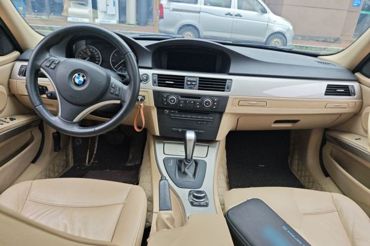 Used BMW 3 Series 2011 320i Luxury Edition Center Console