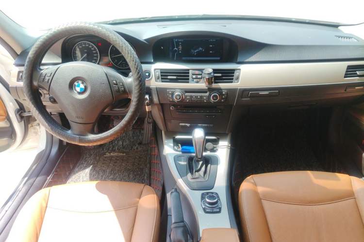 Used BMW 3 Series 2011 320i Luxury Edition Center Console