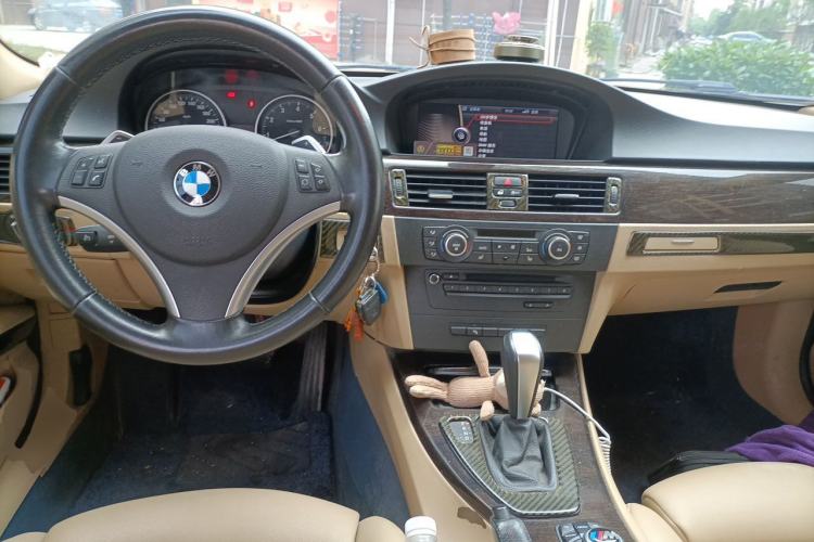 Used BMW 3 Series 2011 325i Luxury Edition Center Console