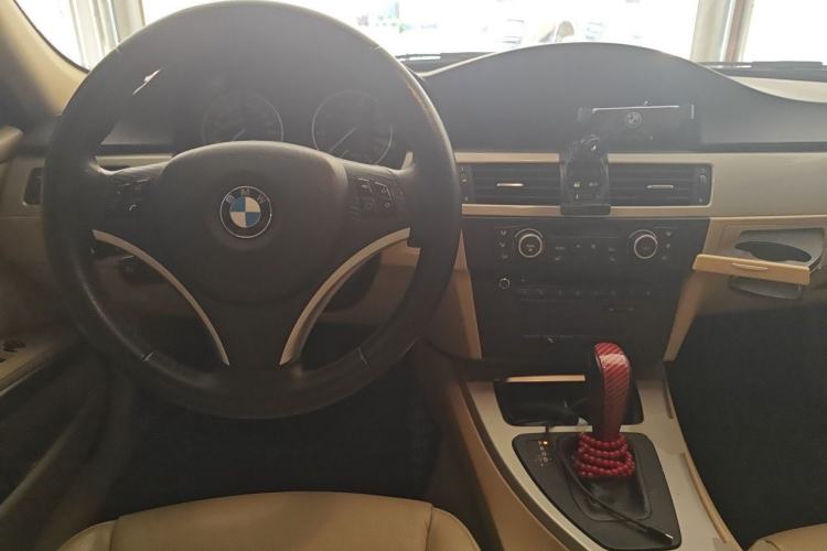 Used BMW 3 Series 2011 320i Luxury Edition Center Console