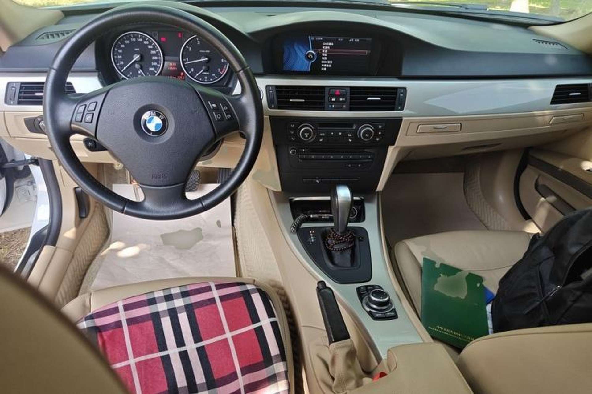 Used BMW 3 Series 2011 320i Luxury Edition Center Console