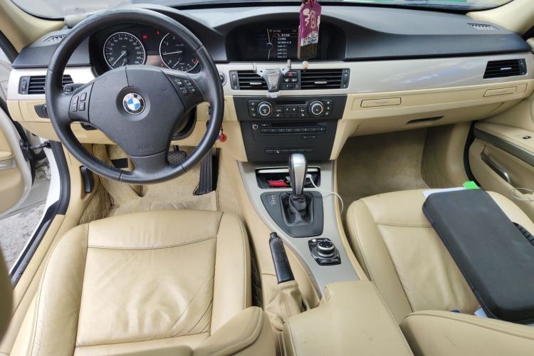Used BMW 3 Series 2011 320i Luxury Edition Center Console