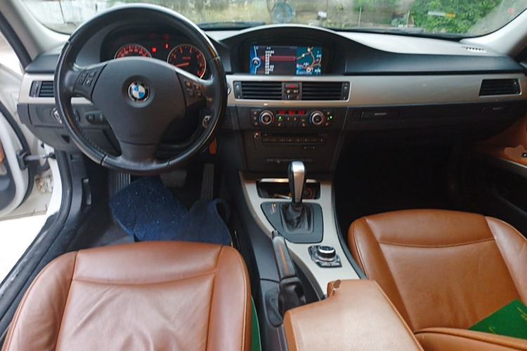 Used BMW 3 Series 2011 320i Luxury Edition Center Console