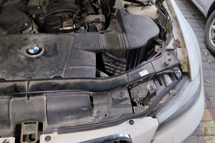 Used BMW 3 Series 2011 320i Luxury Edition Engine Bay Left