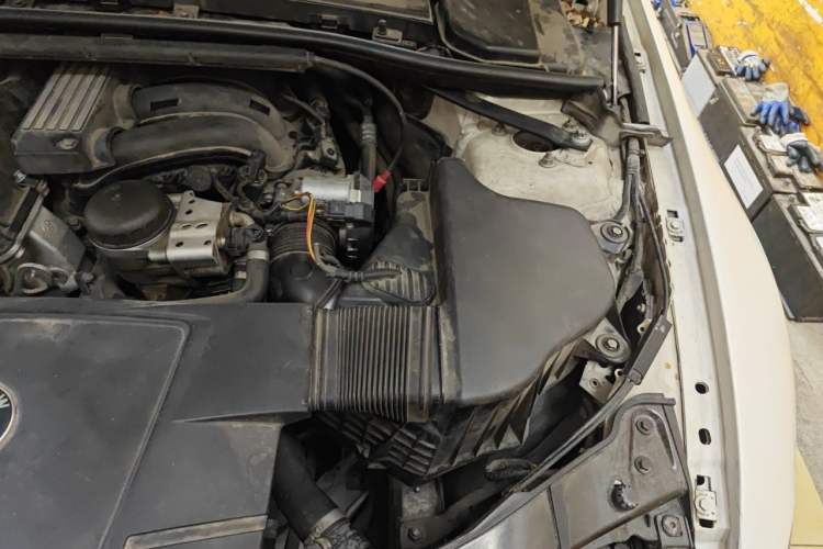 Used BMW 3 Series 2011 320i Coupe Engine Bay Left