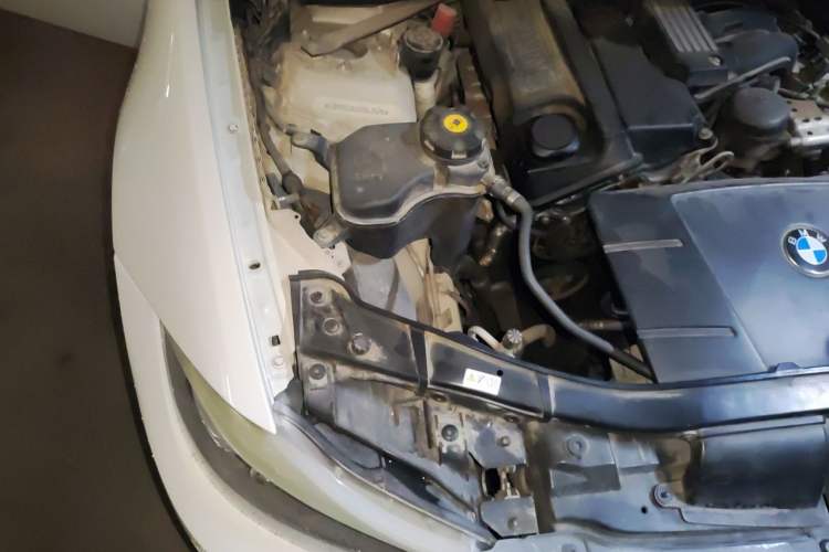 Used BMW 3 Series 2011 320i Sport Edition Engine Bay Right