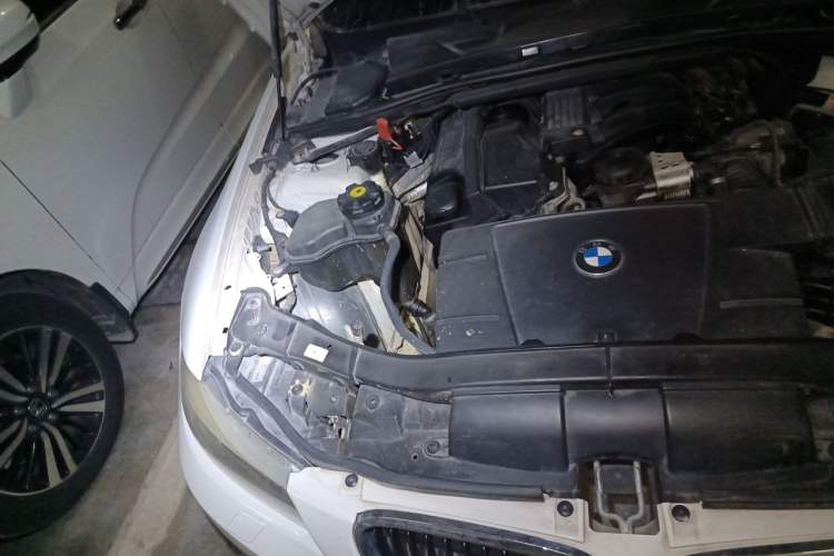 Used BMW 3 Series 2011 320i Sport Edition Engine Bay Right