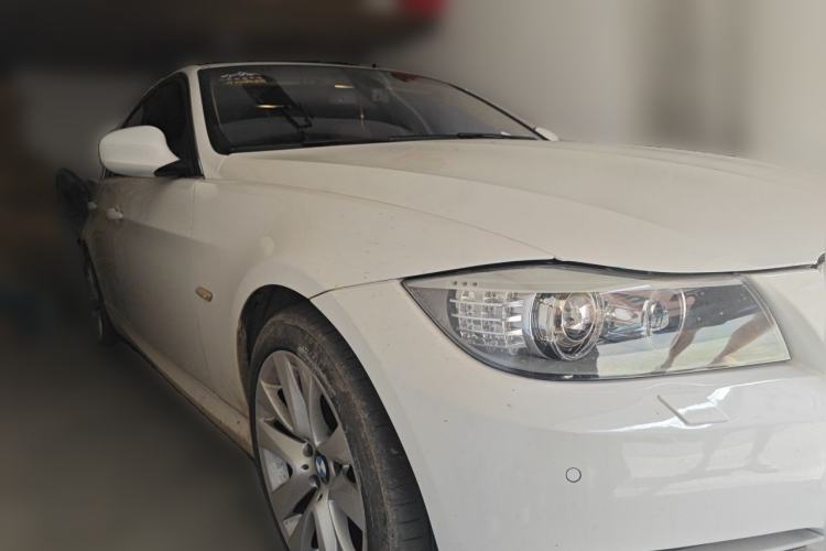 Used BMW 3 Series 2011 320i Luxury Edition Front Right 45 Deg