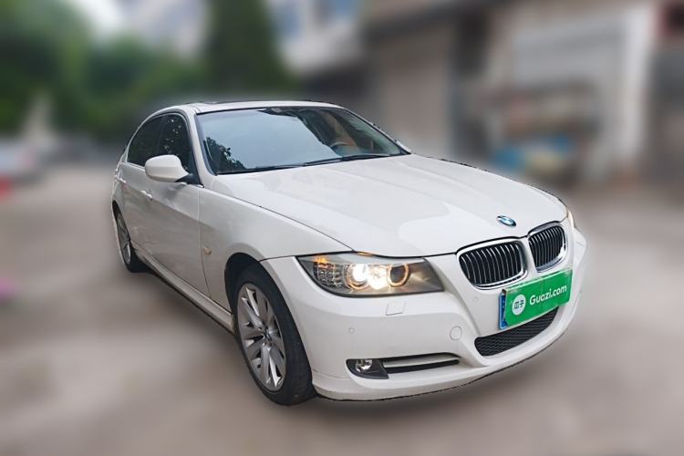 Used BMW 3 Series 2011 320i Luxury Edition Front Right 45 Deg