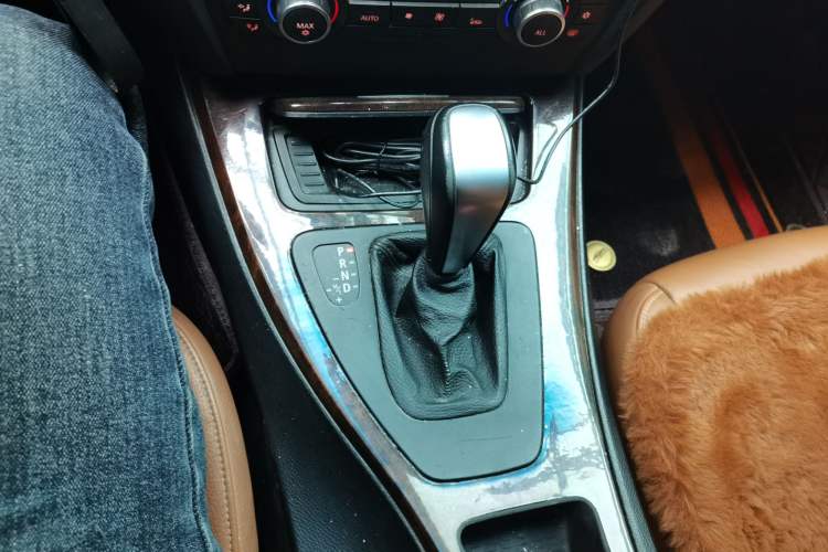 Used BMW 3 Series 2011 320i Sport Edition Gear Lever