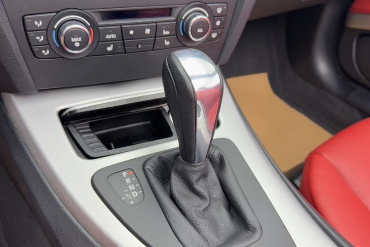 Used BMW 3 Series 2011 320i Convertible Coupe Interior 8