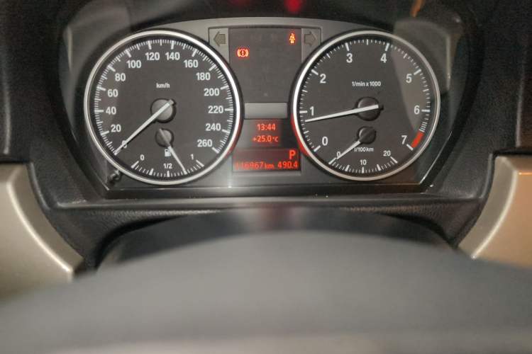Used BMW 3 Series 2011 320i Luxury Edition Odometer Close Up