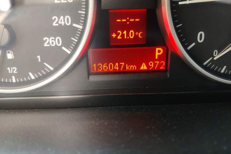 Used BMW 3 Series 2011 320i Luxury Edition Odometer Close Up