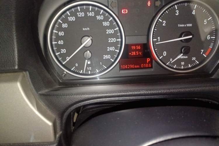 Used BMW 3 Series 2011 320i Luxury Edition Odometer Close Up