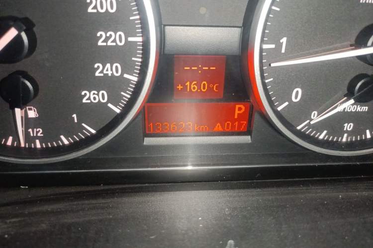Used BMW 3 Series 2011 320i Luxury Edition Odometer Close Up