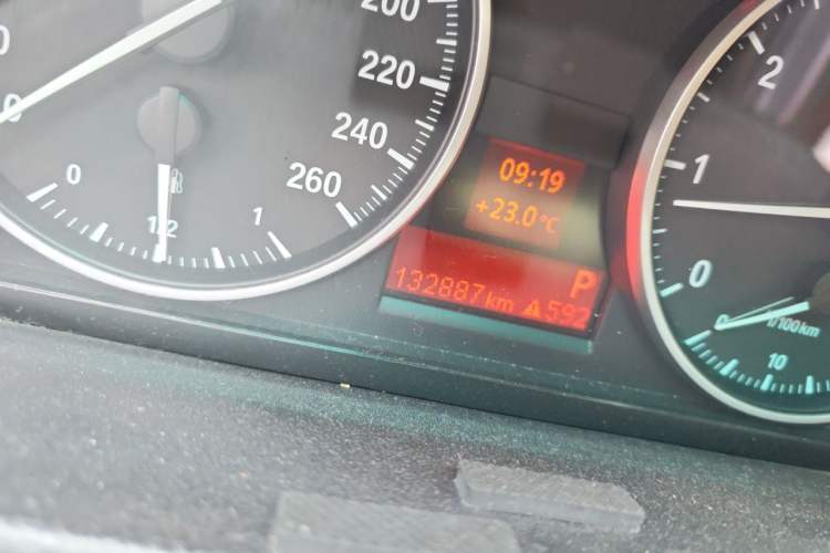 Used BMW 3 Series 2011 320i Sport Edition Odometer Close Up