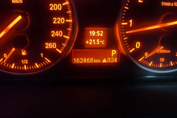Used BMW 3 Series 2011 320i Sport Edition Odometer Close Up