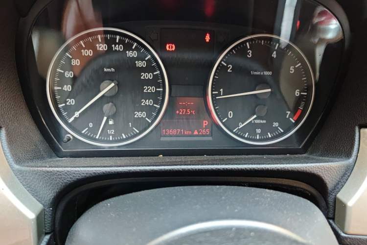 Used BMW 3 Series 2011 320i Luxury Edition Odometer Close Up
