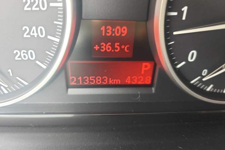 Used BMW 3 Series 2011 320i Sport Edition Odometer Close Up