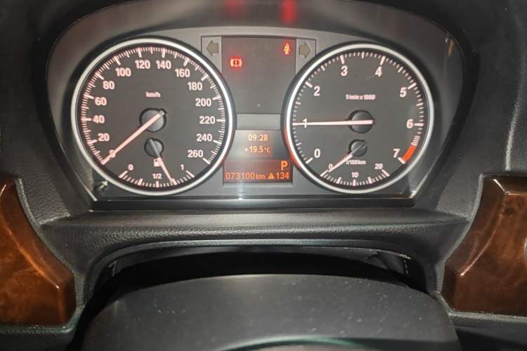 Used BMW 3 Series 2011 320i Sport Edition Odometer Close Up