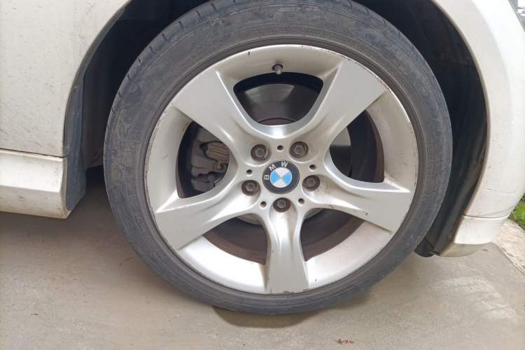 Used BMW 3 Series 2011 325i Luxury Edition Right Front Wheel Hub