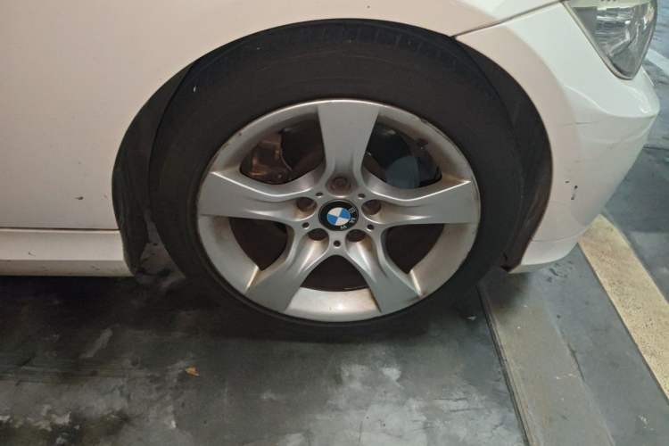 Used BMW 3 Series 2011 325i Luxury Edition Right Front Wheel Hub