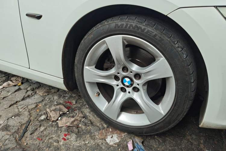Used BMW 3 Series 2011 325i two-door coupe Right Front Wheel Hub