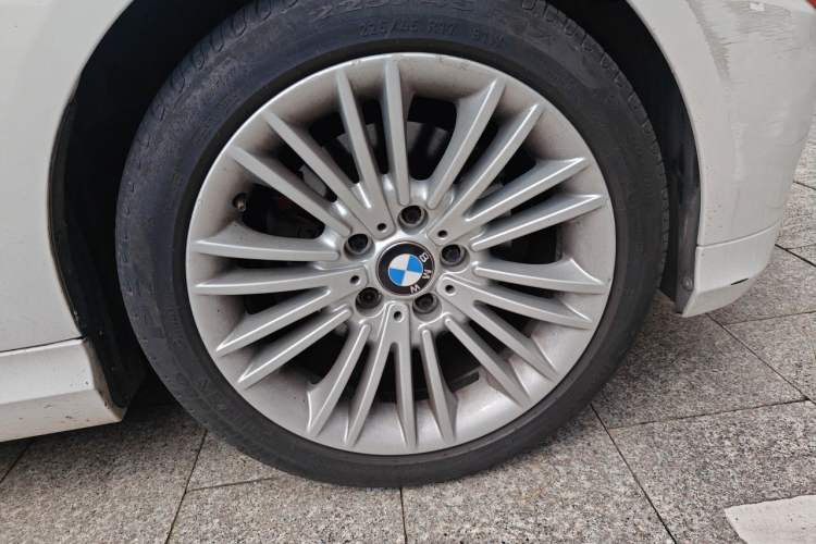 Used BMW 3 Series 2011 325i Sport Edition Right Front Wheel Hub