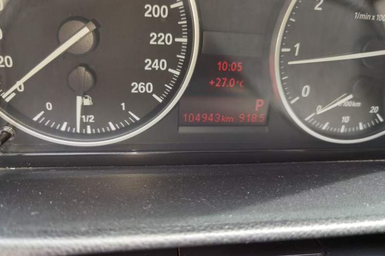 Used BMW 3 Series 2011 320i Luxury Edition Odometer Close Up