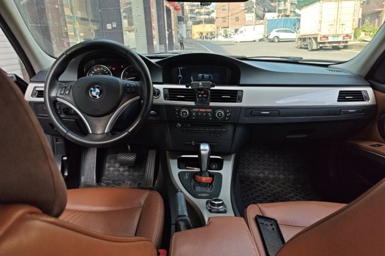 Used BMW 3 Series 2012 320i Luxury Edition Center Console