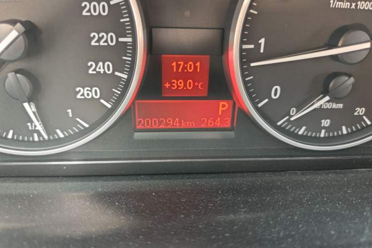 Used BMW 3 Series 2012 320i Luxury Edition Odometer Close Up