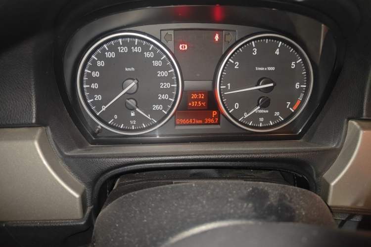 Used BMW 3 Series 2012 320i Luxury Edition Odometer Close Up