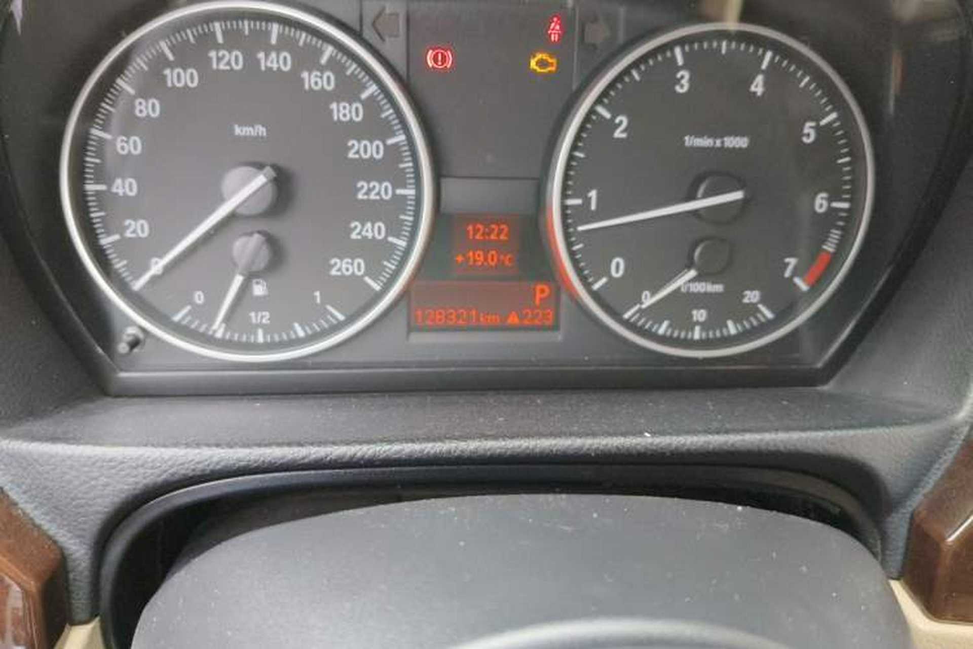 Used BMW 3 Series 2012 320i Sport Edition Odometer Close Up