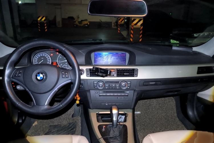 Used BMW 3 Series 2012 320i Luxury Edition Center Console