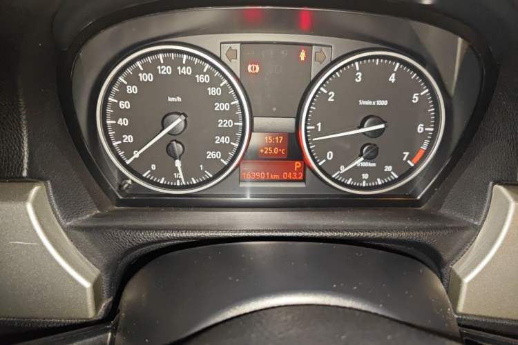 Used BMW 3 Series 2012 320i Luxury Edition Odometer Close Up