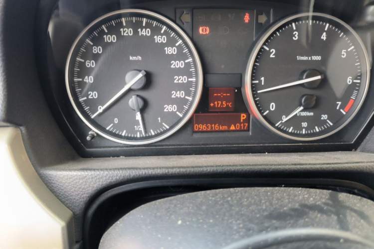 Used BMW 3 Series 2012 320i Luxury Edition Odometer Close Up