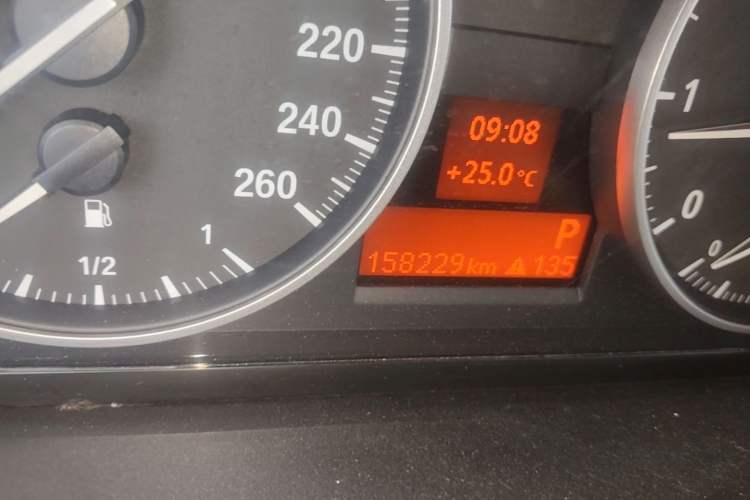 Used BMW 3 Series 2012 320i Sport Edition Odometer Close Up