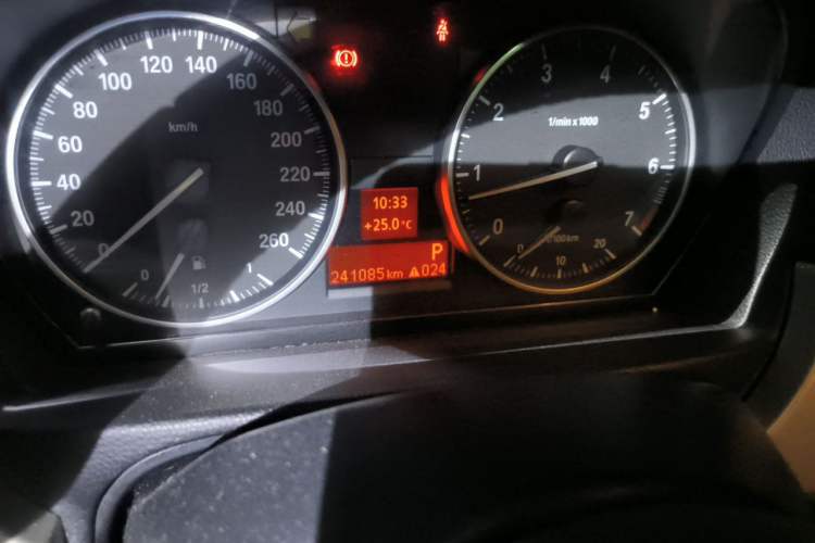 Used BMW 3 Series 2012 320i Luxury Edition Odometer Close Up